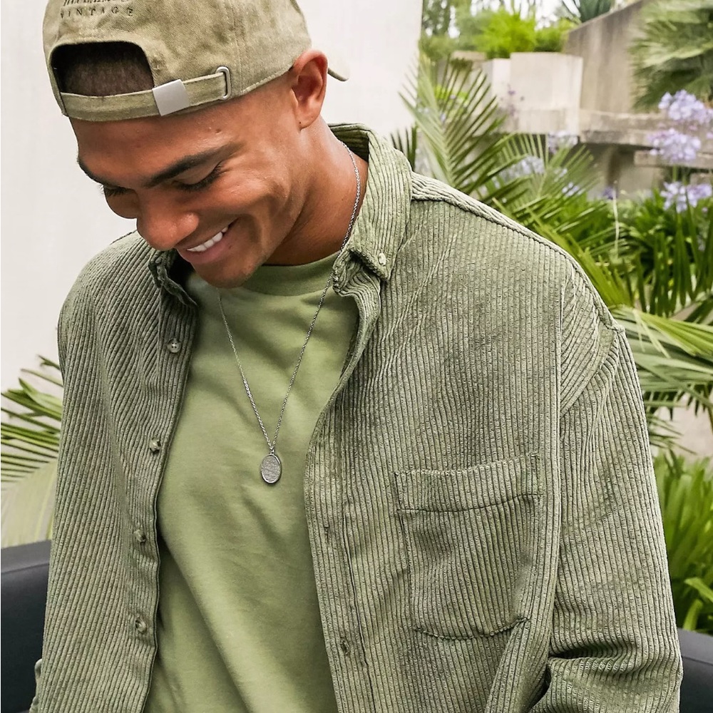 ASOS DESIGN oversized 90s style cord shirt in sage green - Picture 2 of 9